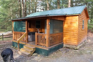 Egyptian cotton sheets, premium bedding, pillow-top beds - Hominy Ridge Cabins and Gift Shop (Clarington)