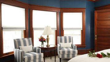 Habitación superior, vista a la ciudad | Decoración personalizada, muebles diferentes y wifi gratis