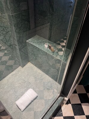 Douche, sèche-cheveux, serviettes fournies, savon