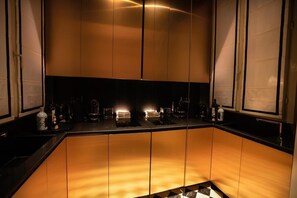 Refrigerador, parrilla de estufa, lavavajillas y tetera eléctrica 