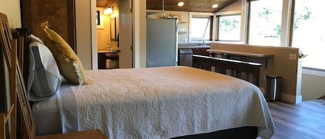 Desk, WiFi, bed sheets