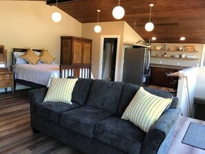 Een bureau, wifi, beddengoed