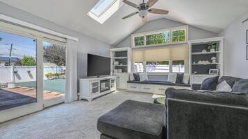 Smart TV, fireplace, DVD player, stereo