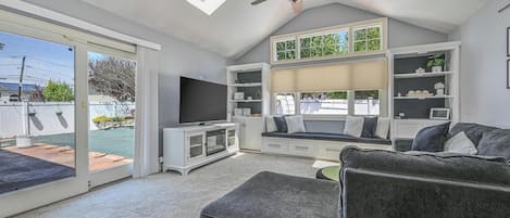 Smart TV, fireplace, DVD player, stereo