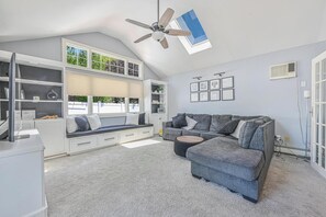 Smart-TV, peis, DVD-spiller og stereoanlegg