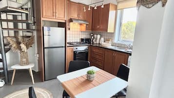 Kühlschrank, Ofen, Wasserkocher mit Kaffee-/Teezubehör, Toaster