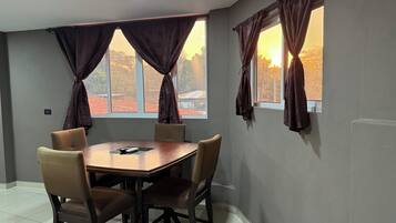 Chambre Deluxe, balcon, vue montagne | Bureau, espace de travail pour ordinateur portable, Wi-Fi gratuit