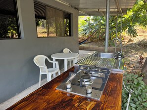 Deluxe Room, Patio, Garden View | Private kitchen - El Mangal B&B (Suchitoto)