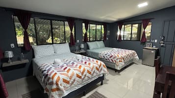 Chambre Deluxe, patio, vue jardin | Bureau, espace de travail pour ordinateur portable, Wi-Fi gratuit
