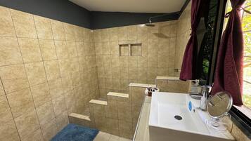 Deluxe Room, Patio, Garden View | Bathroom