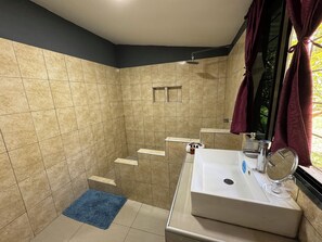 Deluxe Room, Patio, Garden View | Bathroom - El Mangal B&B (Suchitoto)