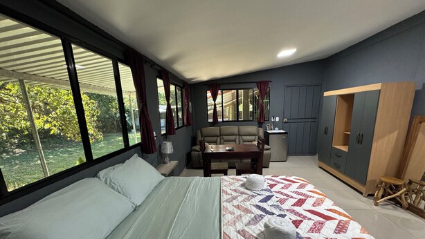 A bedroom with a large bed, a desk, and a wardrobe. - El Mangal B&B (Suchitoto)