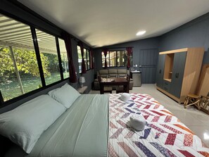 A bedroom with a large bed, a desk, and a wardrobe. - El Mangal B&B (Suchitoto)