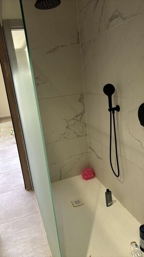 Regadera, tina de hidromasaje, secadora de cabello, bidet