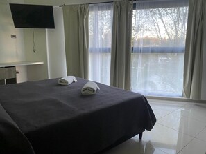 Quarto casal ou duplo luxo, sacada, vista para o lago | Escrivaninha, espaço de trabalho para notebook, Wi-Fi de cortesia