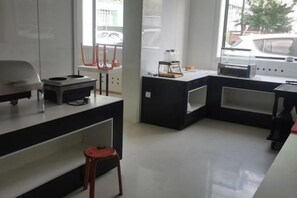 Een moderne keuken met een aanrecht, een spoelbak en een raam met uitzicht op de straat.