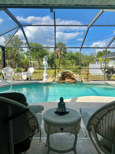 Saltwater pool, jacuzzi, close to stunning beaches, fishing, kayaking and golf!