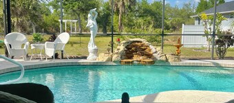 Saltwater pool, jacuzzi, close to stunning beaches, fishing, kayaking and golf!