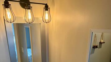 Douche, sèche-cheveux, serviettes fournies, savon