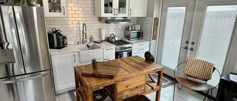 Refrigerador, microondas, horno y parrilla de estufa