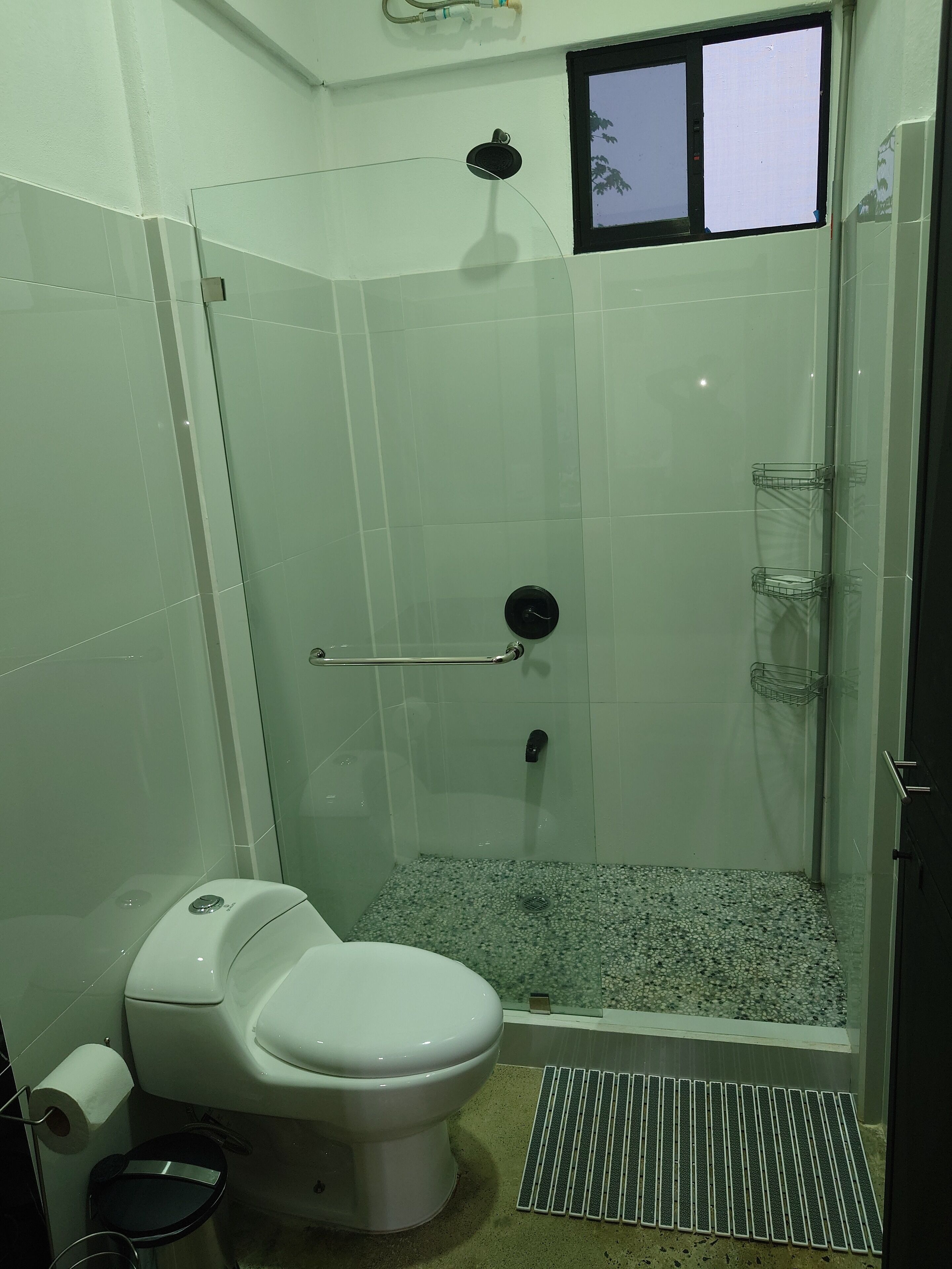 Douche, sèche-cheveux, serviettes fournies, savon