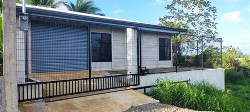 Charming 2bedroom house in Boca de Arenal SanCarlos with AC, WiFi + 1 car garage