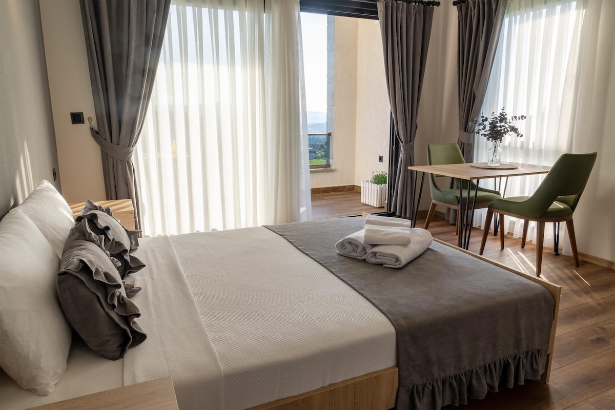 2 habitaciones, ropa de cama de alta calidad, minibar y escritorio