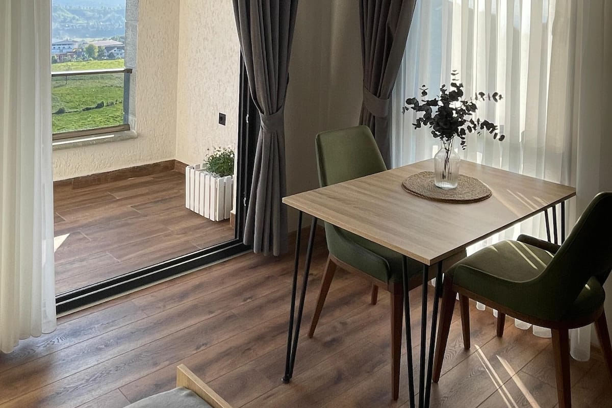 2 habitaciones, ropa de cama de alta calidad, minibar y escritorio