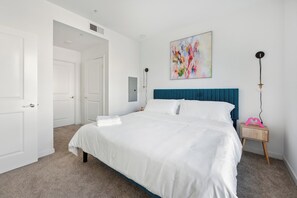 1 bedroom, iron/ironing board, travel crib, free WiFi - Modern 1BR apartment in the heart of Hollywood with pool, jacuzzi (Beverly Hills)