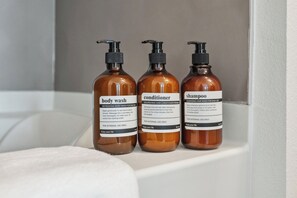 Hair dryer, towels, soap, shampoo - Modern 1BR apartment in the heart of Hollywood with pool, jacuzzi (Beverly Hills)