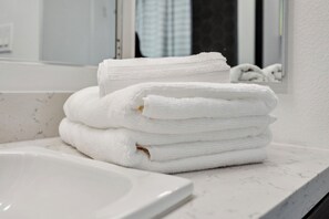 Hair dryer, towels, soap, shampoo - Modern 1BR apartment in the heart of Hollywood with pool, jacuzzi (Beverly Hills)