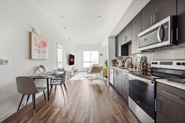 Fridge, microwave, oven, stovetop - Modern 1BR apartment in the heart of Hollywood with pool, jacuzzi (Beverly Hills)