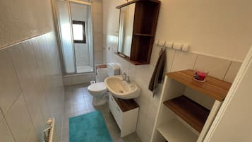 Douche, serviettes fournies, papier toilette