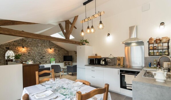 Fridge, microwave, dishwasher, high chair - Les Volets Bleus - POINTIS INARD (POINTIS INARD)