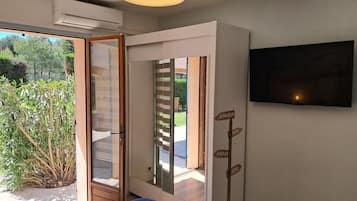1 bedroom, iron/ironing board, internet