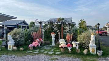 Vista frontal de la propiedad