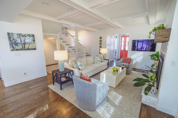 Smart TV, chimenea, libros y monitor de computadora 