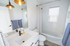 Regadera, secadora de cabello, toallas, jabón 