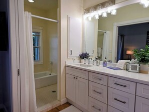 Dusche, Haartrockner, Bidet, HandtĂŒcher