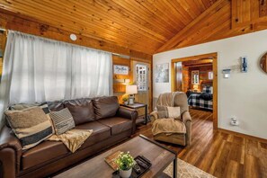 Een televisie, een open haard en een kantoor