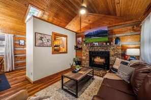 Een televisie, een open haard en een kantoor