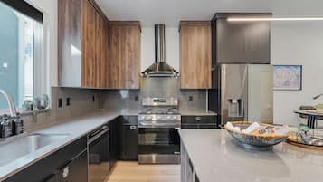 Refrigerador, microondas, horno y parrilla de estufa