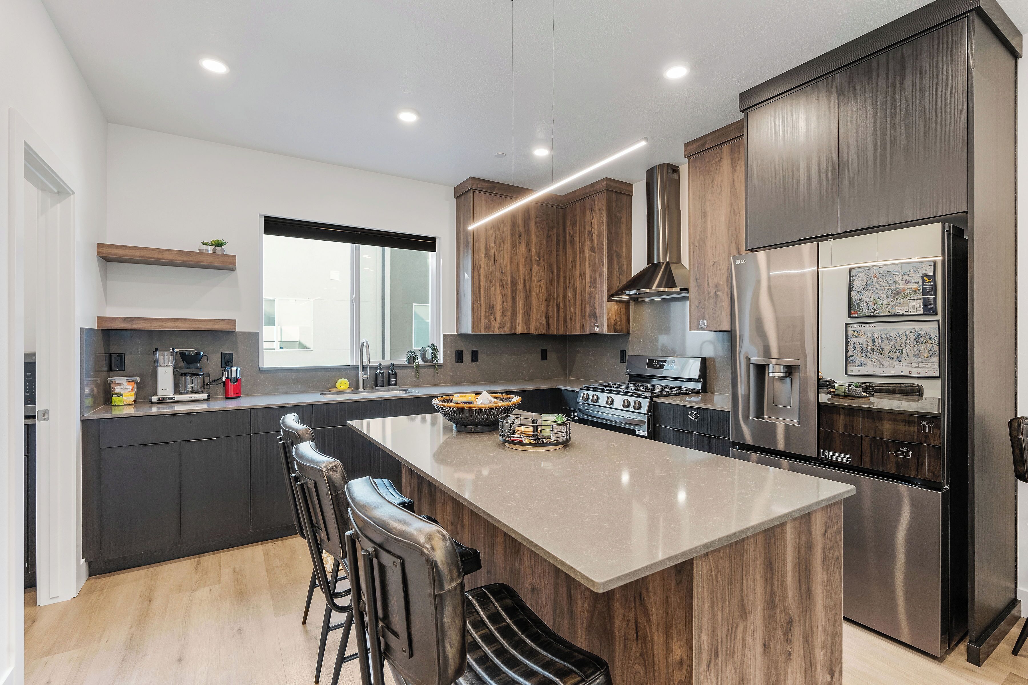 ثلاجة، ميكروويف، فرن، موقد طهي مسطح