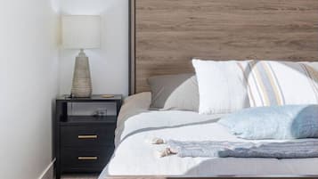 Een bureau, een strijkplank/strijkijzer, gratis wifi, beddengoed