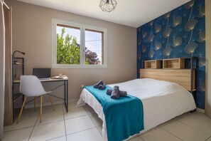 1 bedroom, desk, WiFi, bed sheets