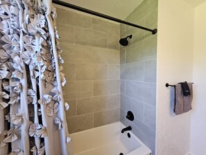 Haartrockner, Handtücher, Seife, Shampoo