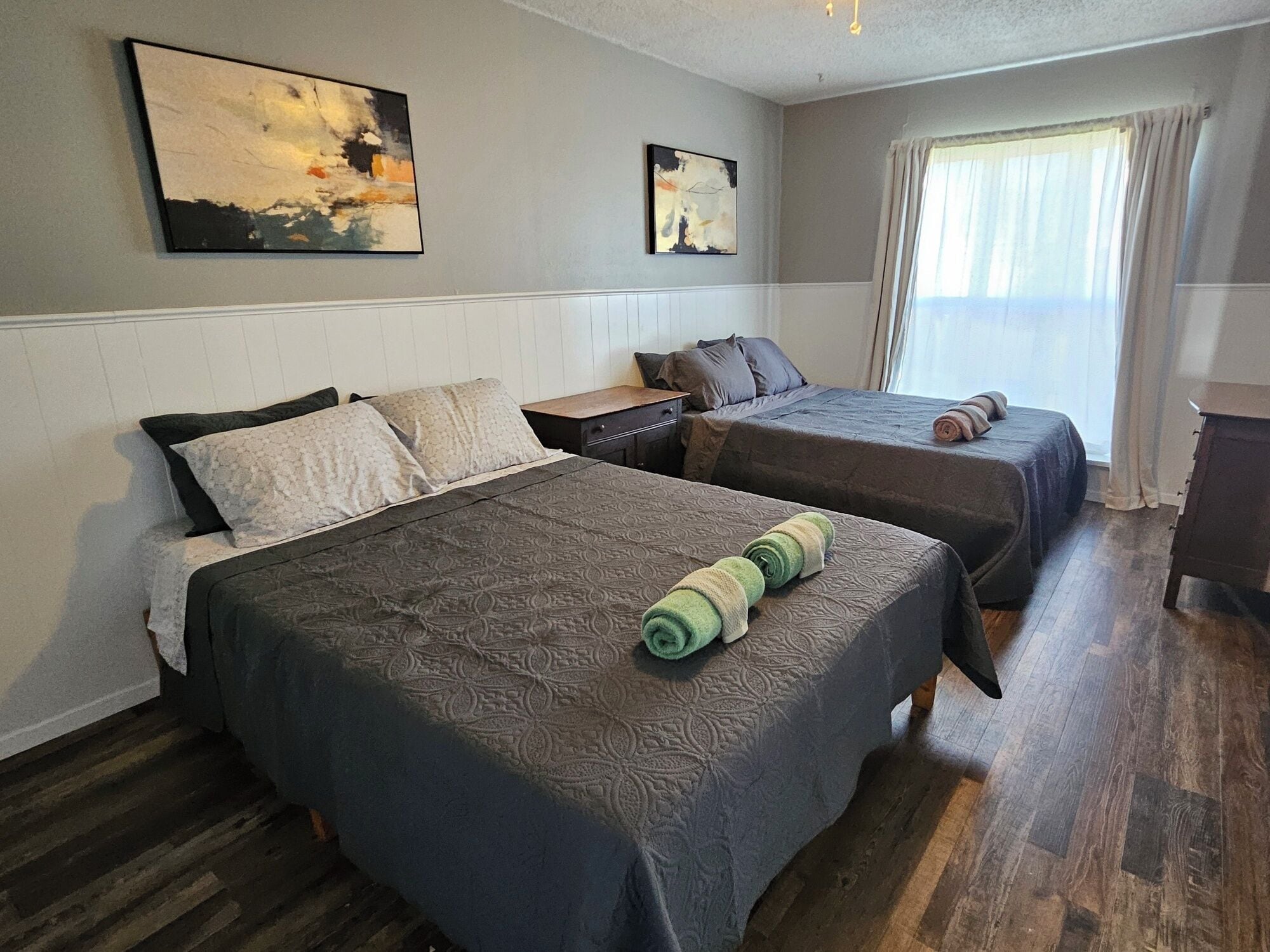 3 makuuhuonetta, työpöytä, silitysrauta/-lauta, vauvan matkasänky