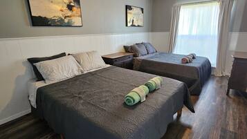 3 makuuhuonetta, työpöytä, silitysrauta/-lauta, vauvan matkasänky