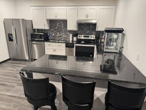 Jääkaappi, mikroaaltouuni, uuni, liesi