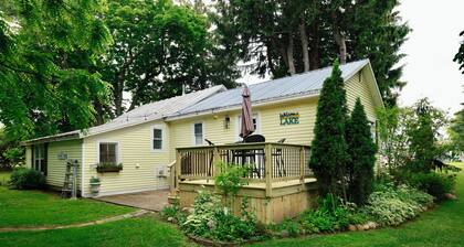 Lilac Lane 1-bedroom house with WiFi and AC in Port Sanilac